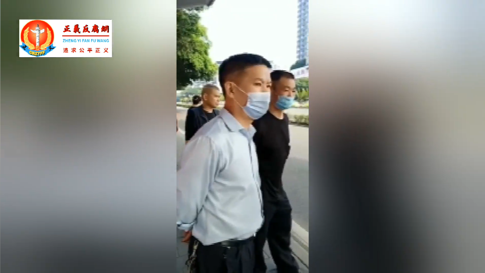 两会期间 重庆当局限出行 强拽访民下车 _ 肖建芳.png 两会期间 重庆当局限出行 强拽访民下车 _ 肖建芳.png