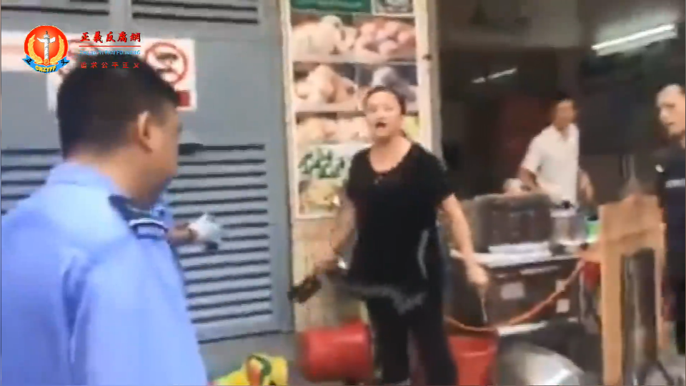 广东清远城管遇到“双刀大妈”店主手提着两把菜刀与十几个城管对峙.png