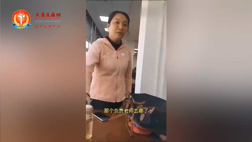 湖北工业大学经济与管理学院一名女副教授汤玲在图书馆大声打电话,被一位男学生上前劝阻后恼羞成怒,反咬一口告你性骚扰。.png 湖北工业大学经济与管理学院一名女副教授汤玲在图书馆大声打电话,被一位男学生上前劝阻后恼羞成怒,反咬一口告你性骚扰。.png