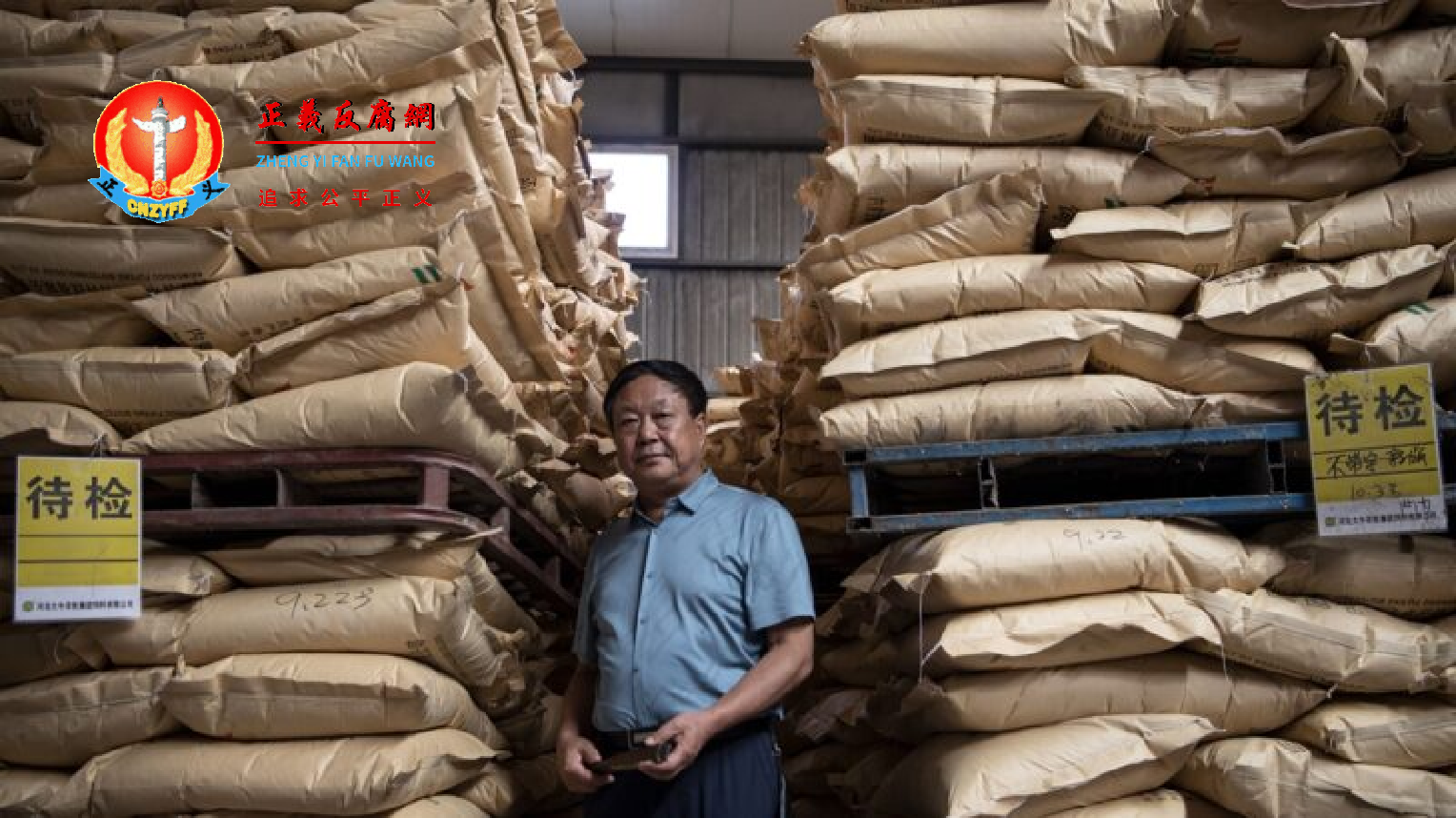 图为2019年9月24日,孙大午在自己的饲料仓库。.png 图为2019年9月24日,孙大午在自己的饲料仓库。.png