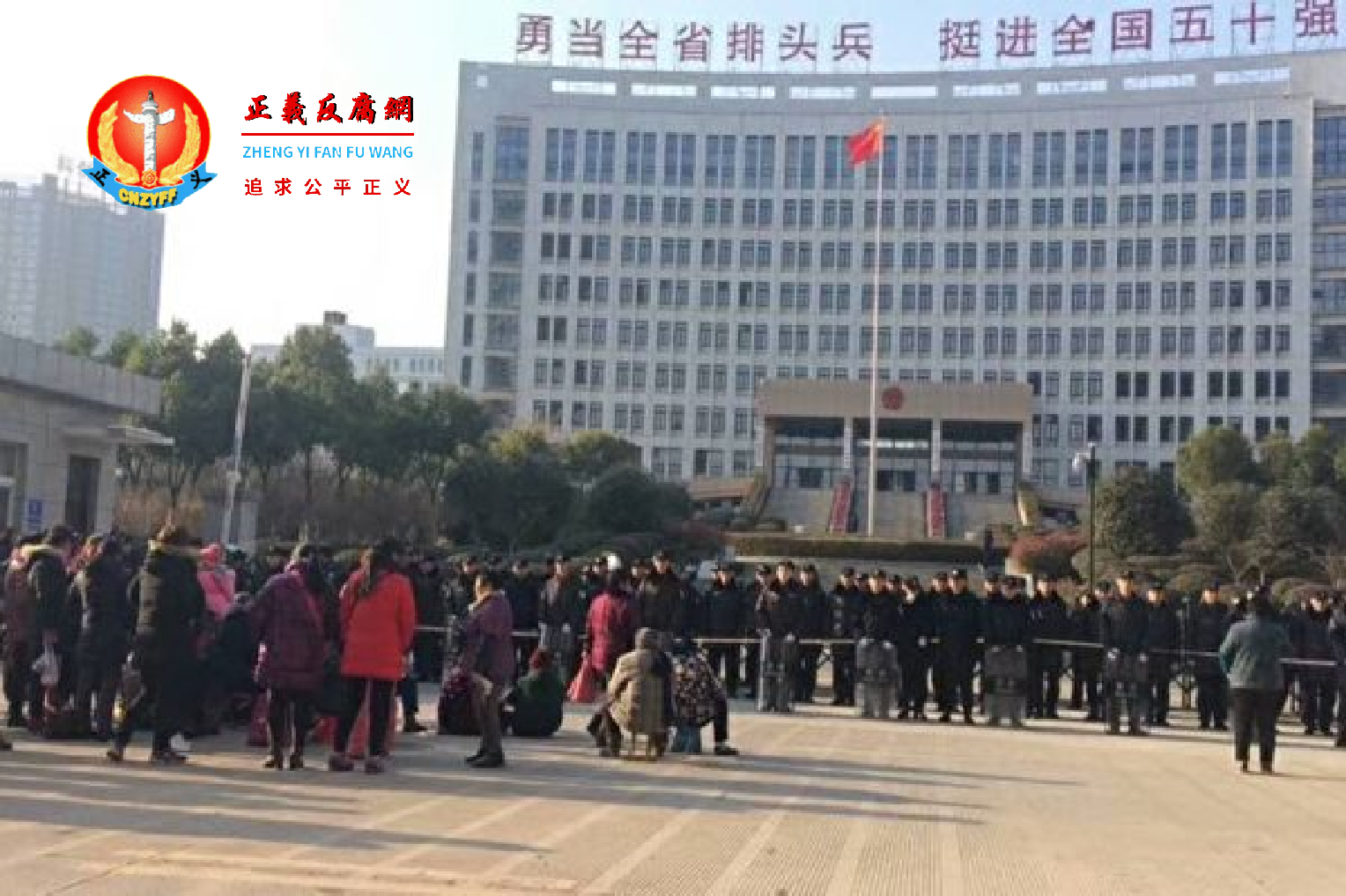 2018年2月,合肥市肥西县桃花镇顺和社区数百名村民到县政府讨要十年前的土地补偿,遭到当地政府打压。.png 2018年2月,合肥市肥西县桃花镇顺和社区数百名村民到县政府讨要十年前的土地补偿,遭到当地政府打压。.png