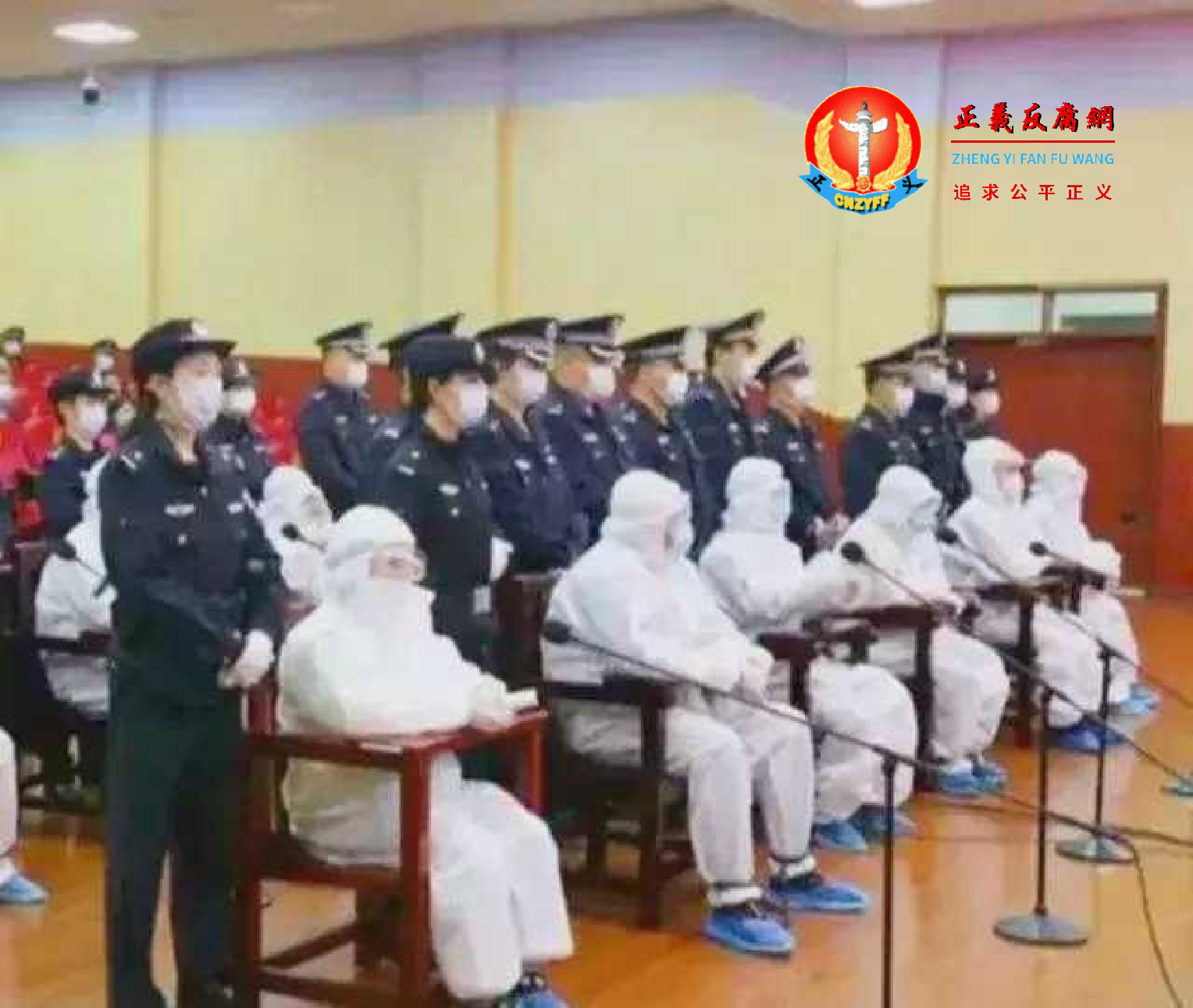 一张无法确定真实性的庭审照片。照片显示,廊坊市广阳区法院法庭内9名涉案人都是全身防护服,脸部也被口罩和眼罩遮住。.png 一张无法确定真实性的庭审照片。照片显示,廊坊市广阳区法院法庭内9名涉案人都是全身防护服,脸部也被口罩和眼罩遮住。.png