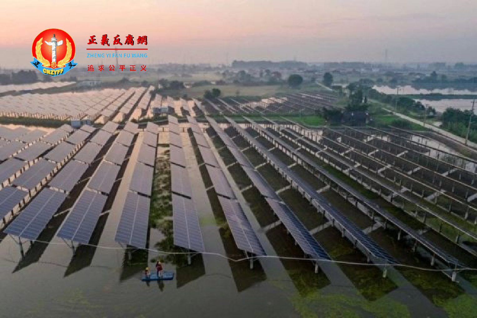 2023年7月12日清晨,中国东部江苏省泰州市,渔光互补光伏发电基地,工人们正在检查太阳能电池板。.png 2023年7月12日清晨,中国东部江苏省泰州市,渔光互补光伏发电基地,工人们正在检查太阳能电池板。.png