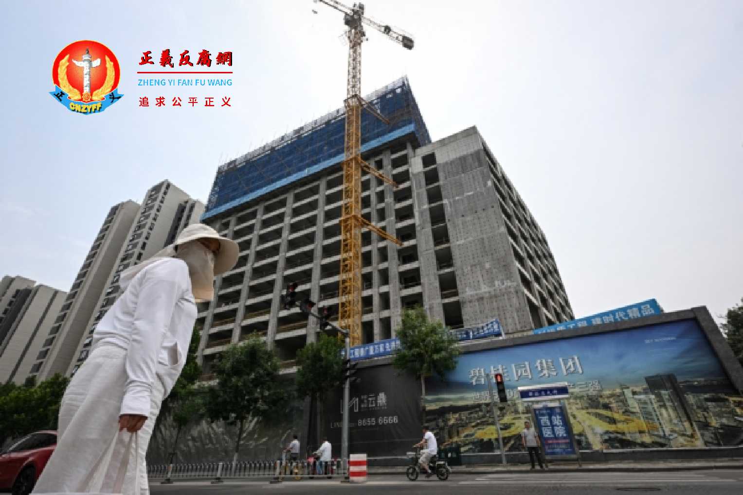 房地产危机爆发,成为中国经济恶化的众多因素之一。图为2024年6月5日,一名女子走过碧桂园在天津正在建设的一个住宅小区楼盘。.jpg 房地产危机爆发,成为中国经济恶化的众多因素之一。图为2024年6月5日,一名女子走过碧桂园在天津正在建设的一个住宅小区楼盘。.jpg