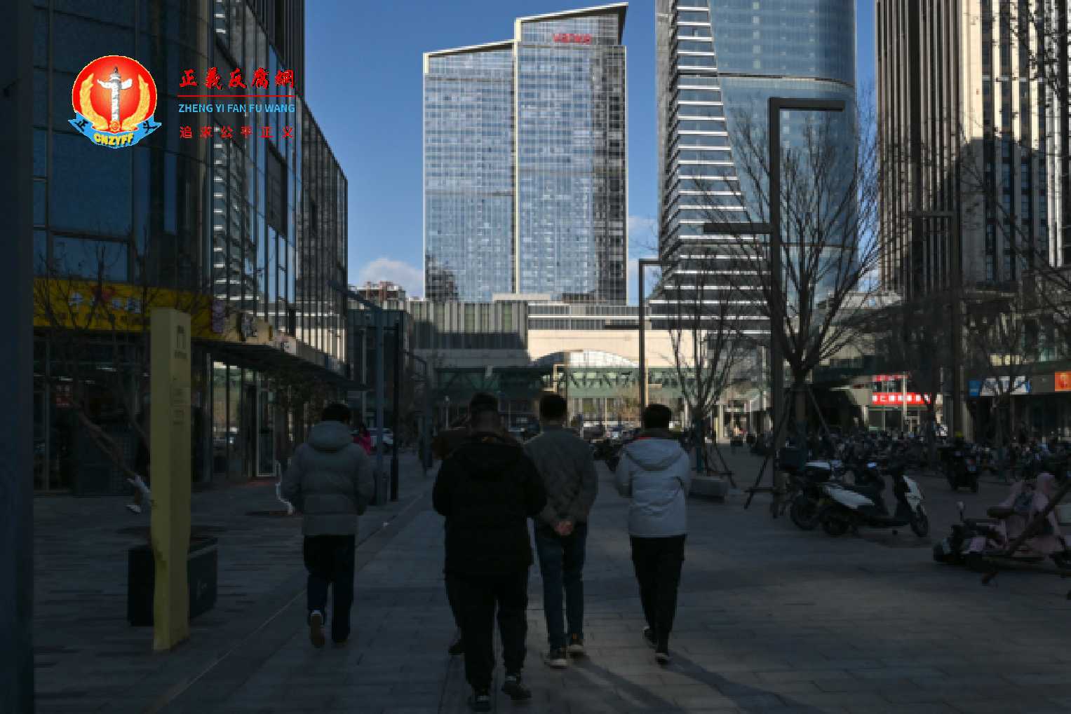 图为人们走在北京通州区中国房地产开发商万科的大楼附近。.jpg 图为人们走在北京通州区中国房地产开发商万科的大楼附近。.jpg